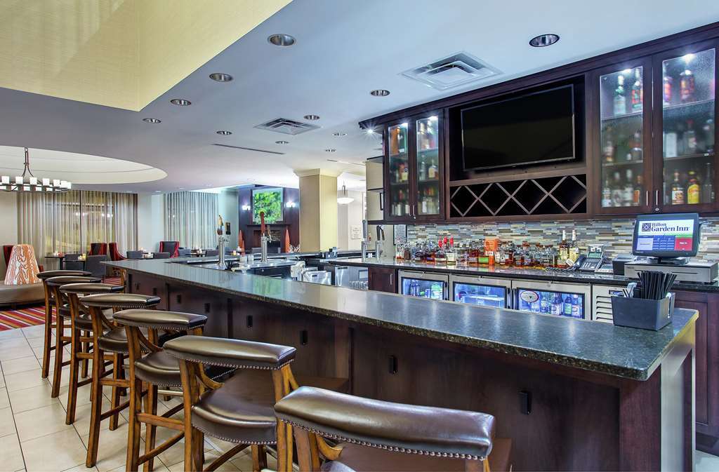 Hilton Garden Inn פייקוויל מסעדה תמונה